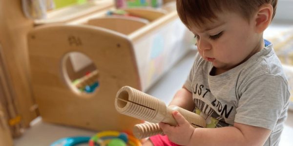 How art projects develop motor skills in toddlers at home